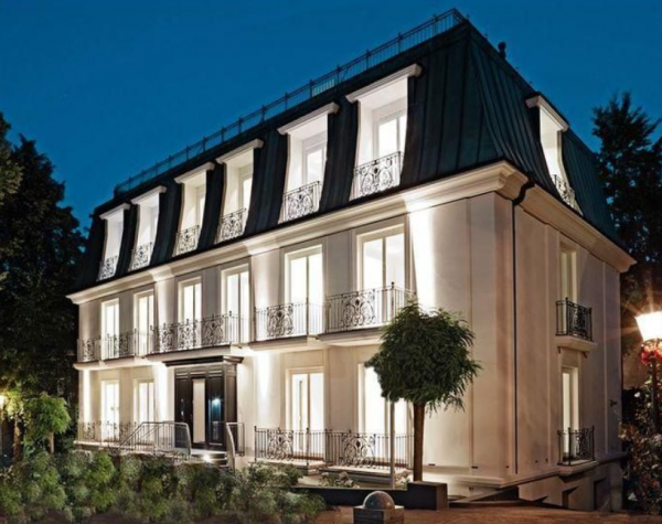 Villa dengan atap mansard bergaya Prancis